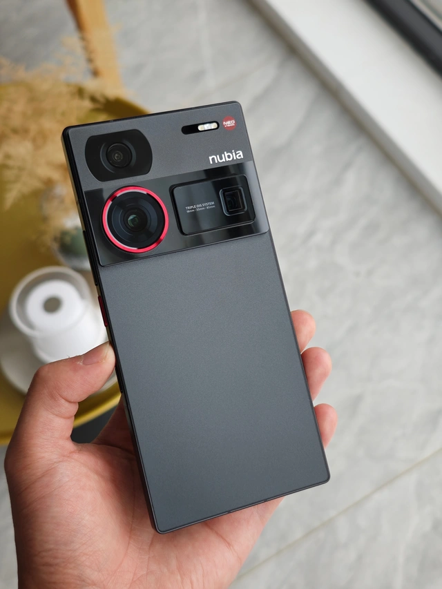 Lộ diện smartphone thiết kế mặt lưng siêu dị, chạy Snapdragon 8 Gen 3